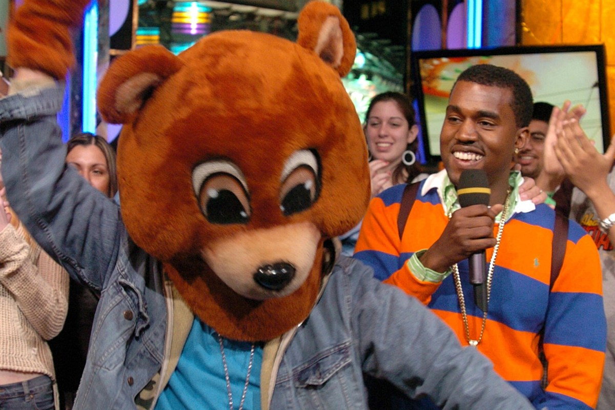 Kanye West et sa mascotte le dropout bear ont du style