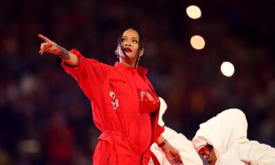 Rihanna incandescente au Super Bowl en live