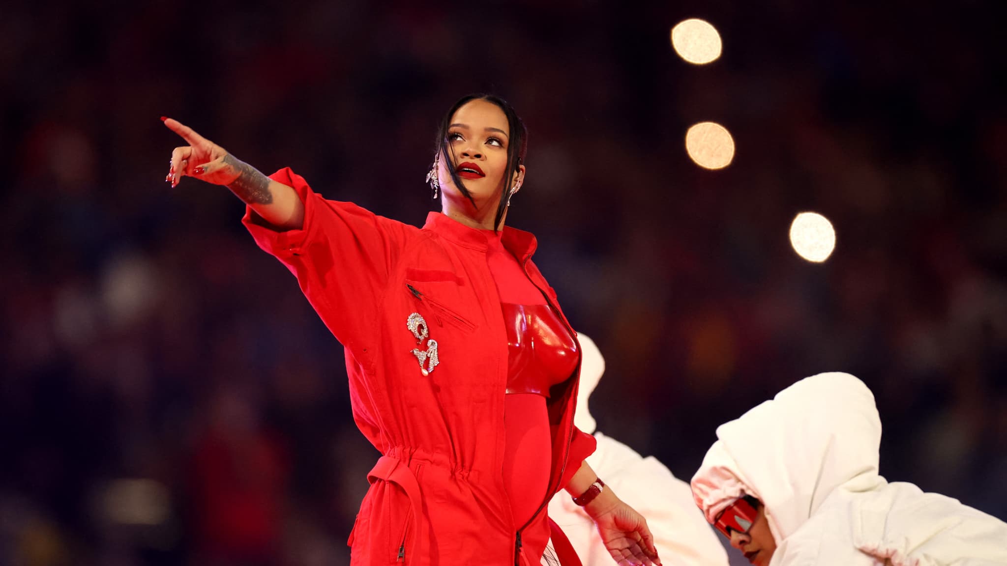 Rihanna incandescente au Super Bowl en live